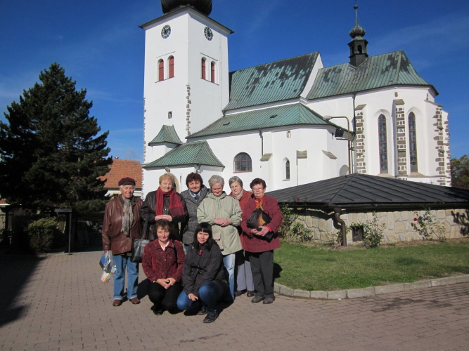 Před kostelem v Křižanově